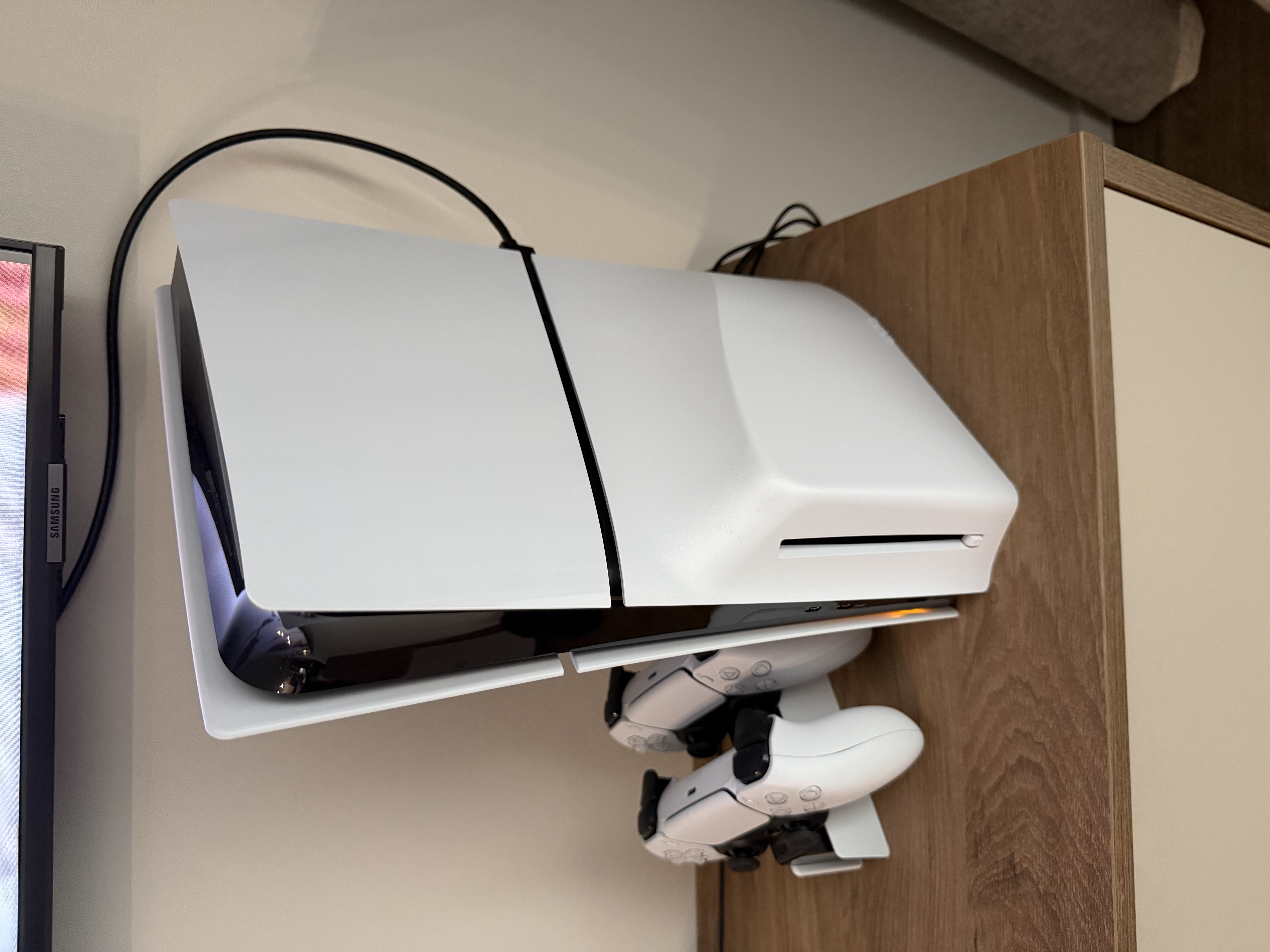 Консоль PS5 Slim (с дисководом) + 2 контроллера + зарядная станция