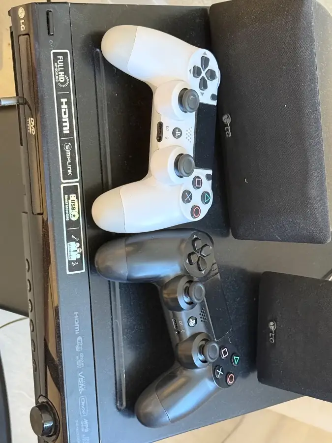 Геймпады Sony DualShock 4 v2 (черный и белый)